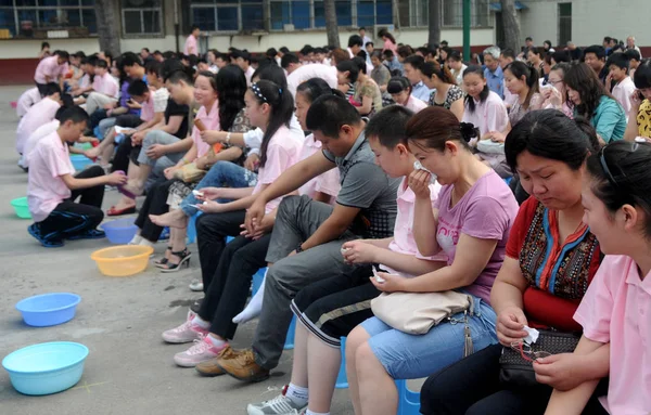 Giovani Studenti Cinesi Lavano Piedi Dei Loro Genitori Nel Parco — Foto Stock