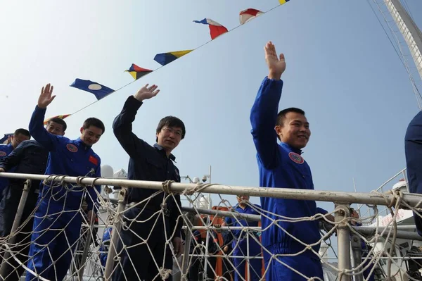 2012년 16일 산둥성 칭다오항에 정박한 잠수함 자오롱을 해상선박 샹양홍 09호를 — 스톡 사진
