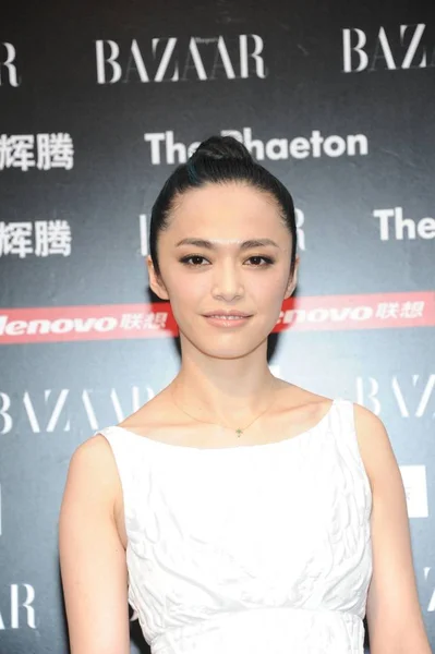 中国女演员姚晨抵达中国北京参加2012年9月1日举行的2012年集市之星慈善之夜 在红地毯上摆姿势 — 图库照片