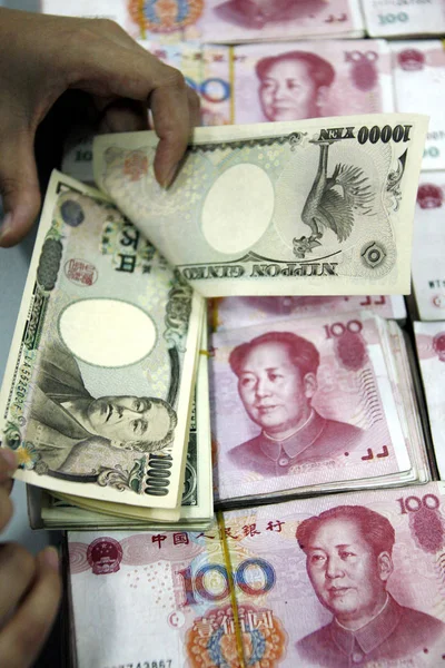 中国の事務員は 東中国江蘇省 Haian 市の銀行で人民元紙幣を数えます 月2014 — ストック写真