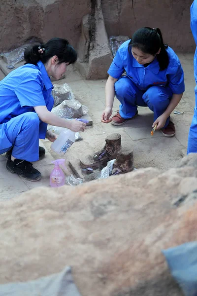 2012年6月9日 中国考古学家在中国西北部陕西省西安市秦始皇兵马博物馆一号坑中 对一名陶器战士进行发掘 — 图库照片