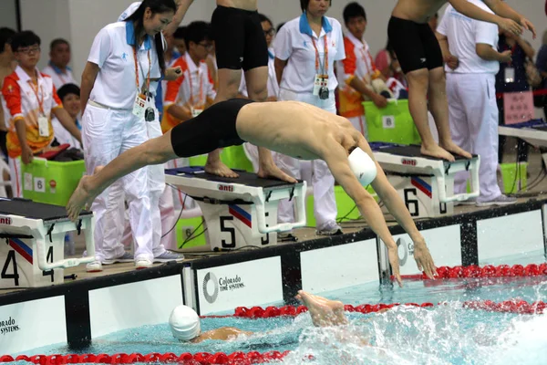 ฬาเหร ยญทองโอล ายน าสองคนของจ Sun Yang นขาของเขาในขณะท เขาเข วมการถ ายทอดสดฟร — ภาพถ่ายสต็อก