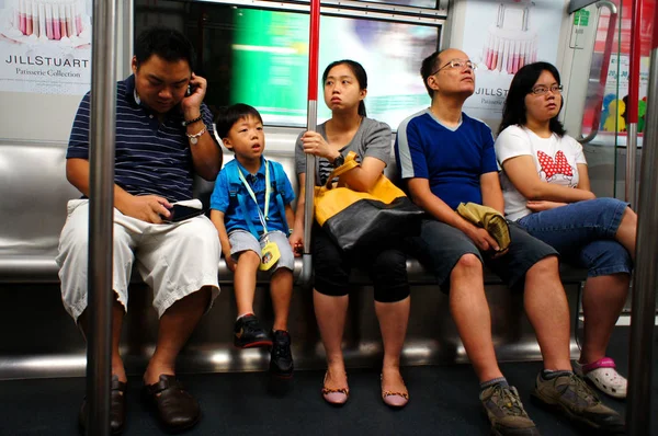 Los Pasajeros Son Fotografiados Tren Metro Hong Kong China Julio —  Fotos de Stock