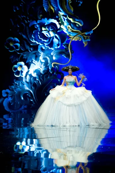 Model Presents Creation Designer Guo Pei Fashion Show Chinese Brides — Stock Photo, Image