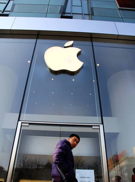 Peatón Pasa Por Una Apple Store Beijing China Febrero 2011 — Foto de Stock