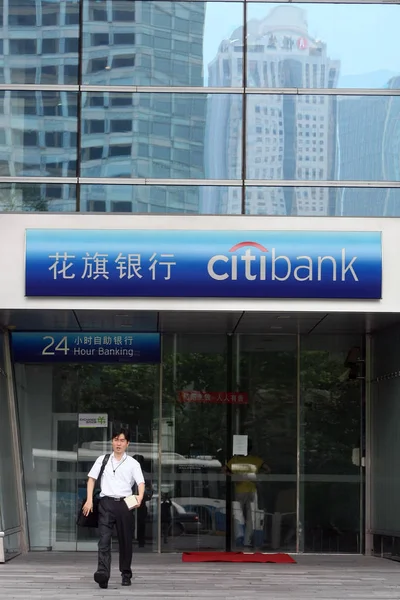 Een Klant Loopt Uit Een Tak Van Citi Bank Shanghai — Stockfoto