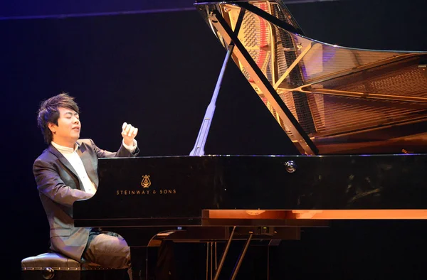 2012年8月1日 在美国伦敦奥运会期间 中国钢琴家郎朗在巴比肯中心举行的中国之夜联欢晚会上表演 — 图库照片