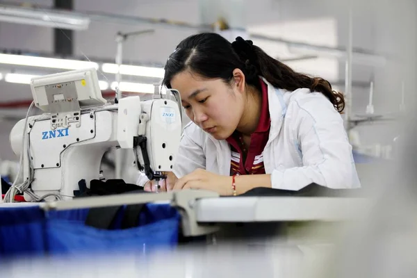 中国の女性労働者を 2012 日東中国安徽省淮北市でミシンで布の生産を処理します — ストック写真