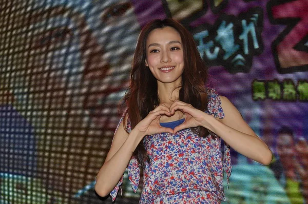 心ジェスチャーの彼女の新しいマイクロの映画 上海での重力ゼロ 2012 日の記者会見で 台湾の歌手 女優ファン ファン ポーズ — ストック写真