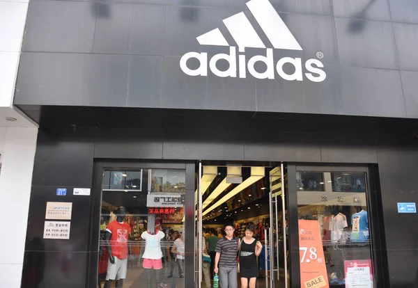 Clientes Saem Uma Loja Roupas Esportivas Adidas Cidade Qingdao Leste — Fotografia de Stock