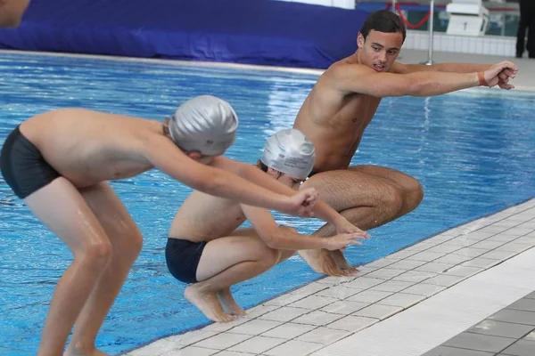 Olympiska Dykning Bronsmedaljören Thomas Daley Från Storbritannien Rätt Undervisar Unga — Stockfoto