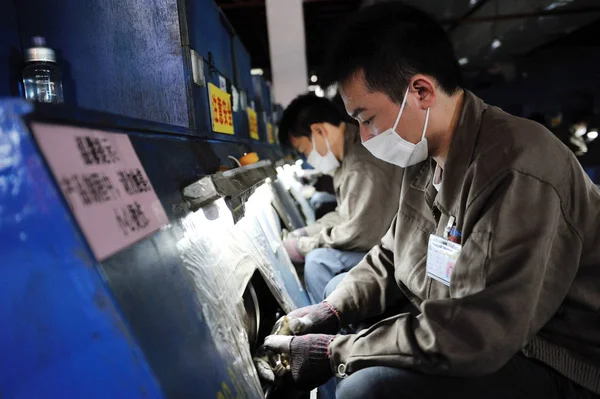 Chinese Workers Make Plumbing Products Factory Huihuang Plumbing Group Ltd — Stock Photo, Image