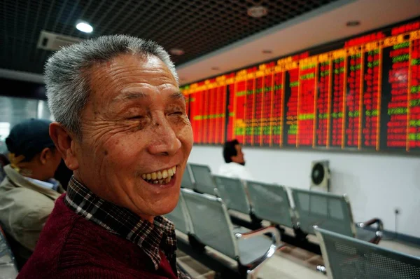 Los Inversores Chinos Miran Los Precios Las Acciones Rojo Para — Foto de Stock