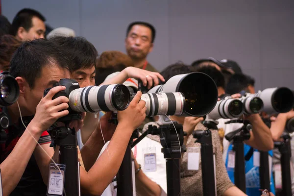 Visitatori Provano Fotocamere Professionali Presso Stand Canon Durante 14Esima Interphoto — Foto Stock