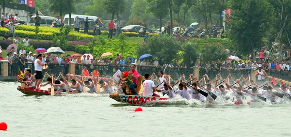 Uczestnicy Rywalizują 2012 Fuzhou Cross Strait Dragon Boat Race Mieście — Zdjęcie stockowe