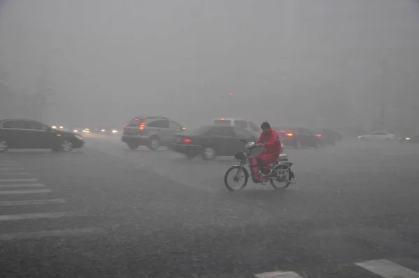 2012年7月21日 中国北京 一名骑自行车者在大雨中骑在被洪水淹没的街道上 — 图库照片