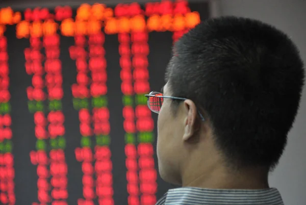 2012年7月12日 中国东部山东省青岛市一家股票经纪公司的股价 价格上涨为红色 价格下跌为绿色 — 图库照片