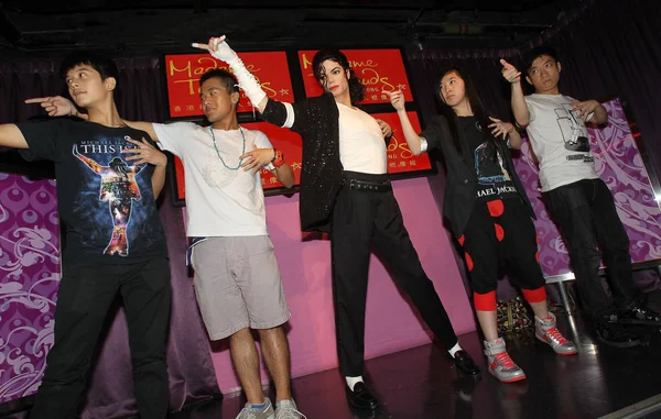 Les Fans Posent Avec Figure Cire Légende Pop Michael Jackson — Photo