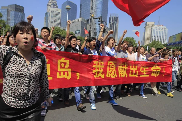 Manifestantes Chinos Ondean Banderas Nacionales Chinas Levantan Pancartas Gritan Consignas —  Fotos de Stock