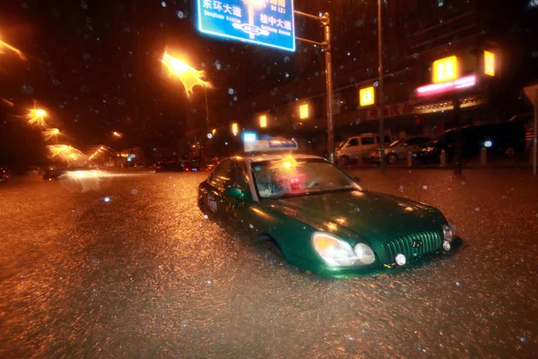 Autók Félig Elmerült Árvíz Utcán Heves Esőzések Liuzhou Város Dél — Stock Fotó