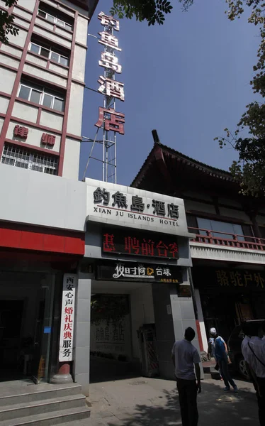 Voetgangers Lopen Langs Diaoyu Eilanden Hotel Voorheen Genaamd Xianju Eilanden — Stockfoto