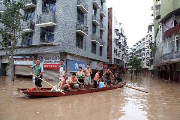 Κάτοικοι Της Περιοχής Εκκενώνονται Πλοίο Πλημμυρισμένο Δρόμο Στο Yongchuan Τσονγκκίνγκ — Φωτογραφία Αρχείου