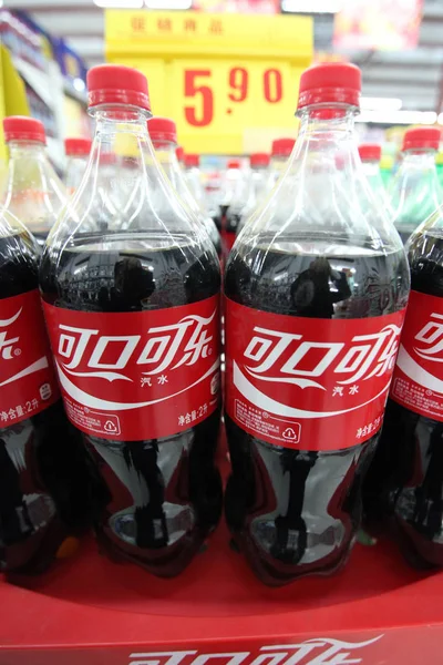 Flaskor Coca Cola Ses Till Försäljning Stormarknad Huaibei East Chinas — Stockfoto