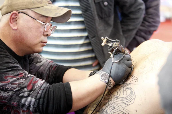 File Tatuagens Tatuagens Homem Durante Uma Exposição Cosméticos Cidade Jinan — Fotografia de Stock