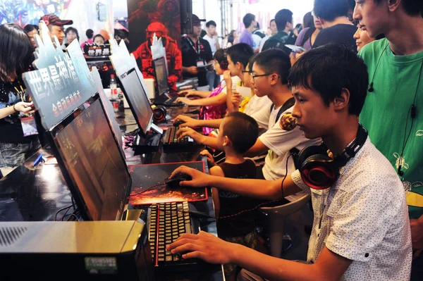 Visitantes Jogam Jogos Online Durante 10Th China Digital Entertainment Expo — Fotografia de Stock