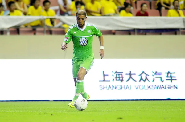2012年7月29日 沃尔夫斯堡在上海与上海申新的一场友谊赛中 沃尔夫斯堡的阿什坎 德贾加运球 — 图库照片
