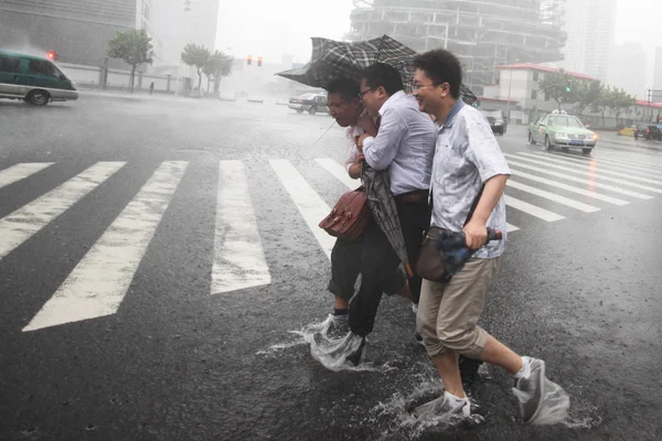 Gyalogosok Bátor Erős Szél Heves Esőzések Okozta Tájfun Haikui Shanghai — Stock Fotó