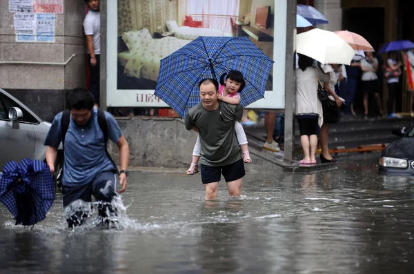 Fußgänger Gehen Bei Starkem Regen Auf Einer Überfluteten Straße Der — Stockfoto
