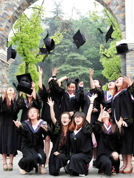 Chińskich Studentów Ubranych Mundury Graduacyjnej Rzucać Kapelusze Akademickie Powietrze Nanjing — Zdjęcie stockowe