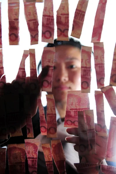 Funcionário Banco China Filial Sichuan Tenta Pedaços Notas Bancárias Juntos — Fotografia de Stock