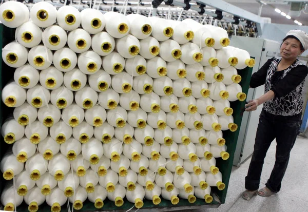 Жіночий Китайський Працівник Візки Шпинделя Пряжі Текстильній Фабриці Місті Цзяюцзян — стокове фото