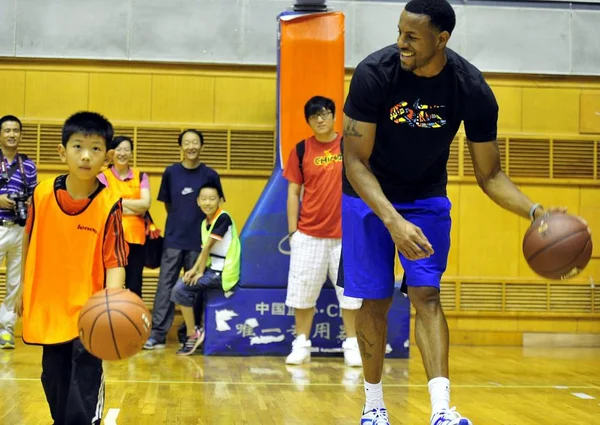 Nba Denver Nuggets Star Andre Iguodala Interacts Basketball Learners Promotional — Stock Photo, Image