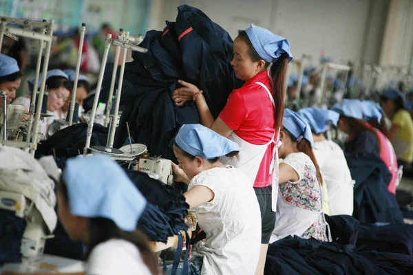 Lavoratori Cinesi Cuciono Vestiti Una Fabbrica Abbigliamento Nella Città Huaibei — Foto Stock