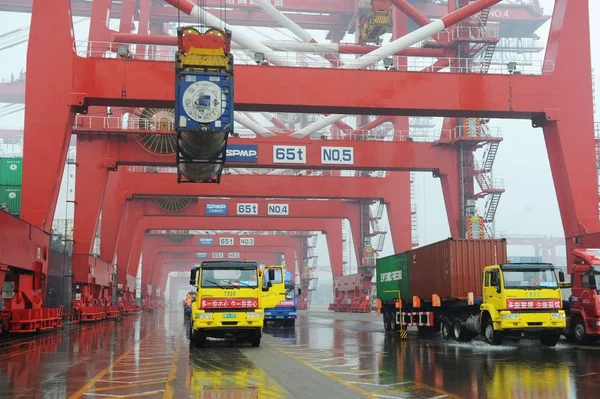 Están Cargando Contenedores Camiones Puerto Qingdao Ciudad Qingdao Provincia Chinas — Foto de Stock