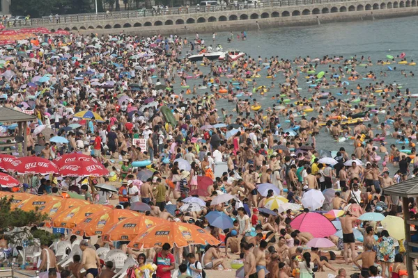 Nyaralók Tömeg Egy Tengerparti Üdülőhely Kánikulai Nap Qingdao City Keleti — Stock Fotó