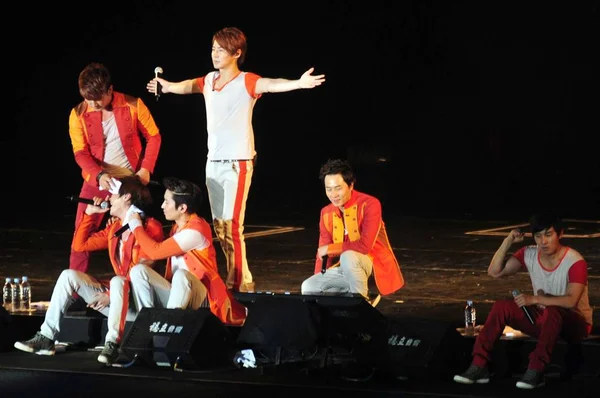 Membros Boy Band Sul Coreana Shinhwa Apresentam Durante Seu Concerto — Fotografia de Stock
