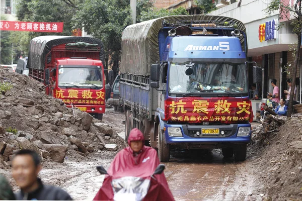 Teherautók Megrakott Mentőeszközök Mozdulni Lassan Egy Sáros Utcában Sújtotta Földcsuszamlás — Stock Fotó