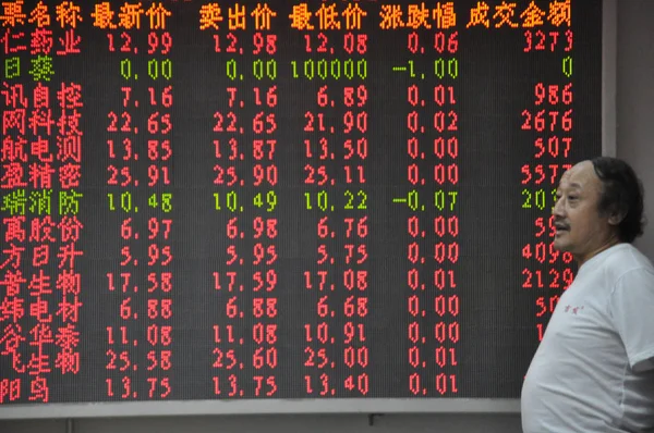 Китайский Инвестор Рассматривает Цены Акции Красный Роста Цен Зеленый Падения — стоковое фото