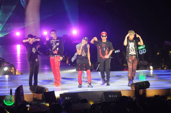Medlemmer Den Sørkoreanske Idol Gruppen Bigbang Opptrer Moteseremoni Shanghai Kina – stockfoto