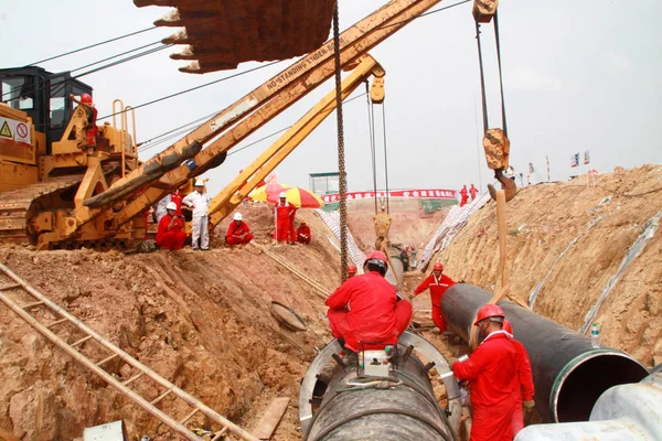 Lavoratori Cinesi Posano Tubi Gas Cantiere Del Secondo Progetto Gasdotto — Foto Stock