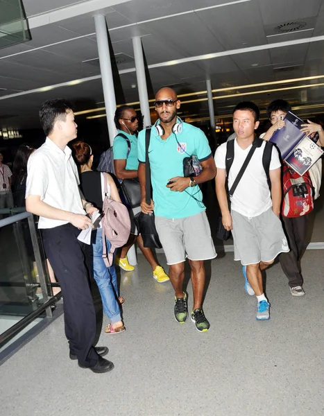 2012年7月23日 上海申花 的尼古拉斯 阿内尔卡 和左中的迪迪埃 德罗巴 从中国南方广东省广州返回上海后 在浦东国际机场合影 — 图库照片
