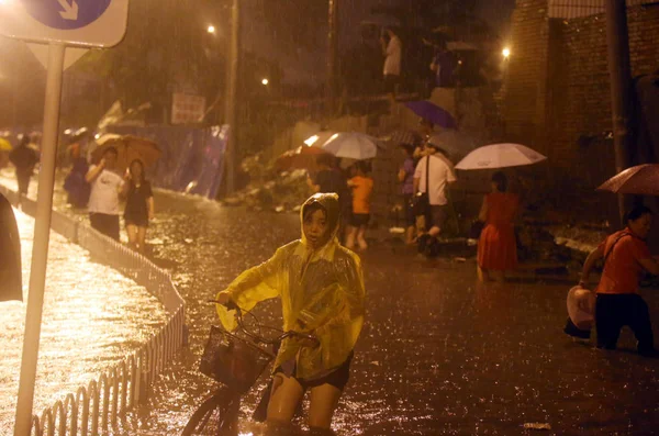 Pedestrians Walk Flooded Street Caused Heavy Rain Beijing China July — Stock Photo, Image