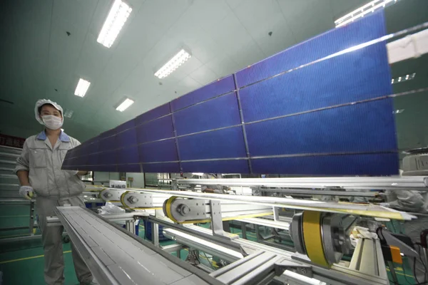 Trabajador Chino Fabrica Células Fotovoltaicas Para Fabricar Paneles Solares Planta —  Fotos de Stock