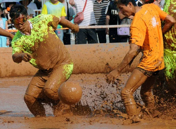 Competidores Jogar Futebol Pântano Homem Fez Piscina Lama Pequim China — Fotografia de Stock