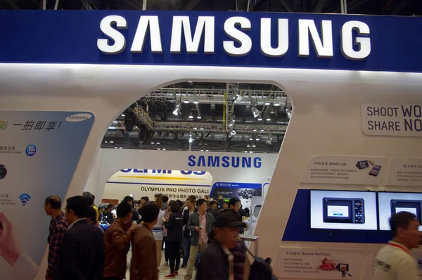 Des Visiteurs Sont Vus Sur Stand Samsung Lors Une Foire — Photo