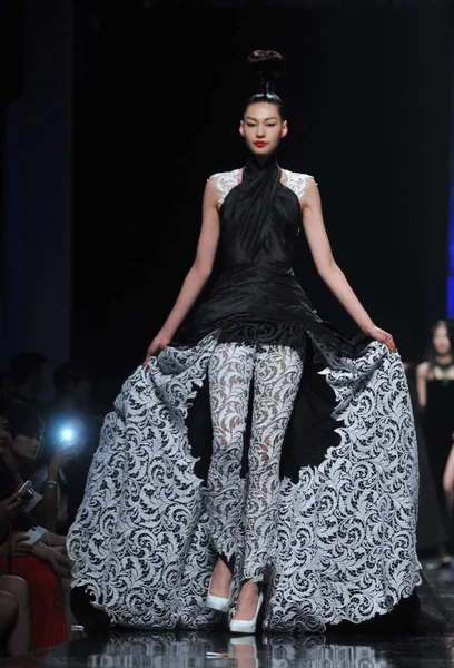Modelo Posa Durante Desfile Moda Jean Paul Gautier Pequim China — Fotografia de Stock